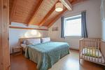 Gemütliches Schlafzimmer mit Doppelbett und kinderfreundlicher Ausstattung. - Salzwind II - Top-Hundeurlaub