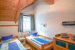 Gemütliches Schlafzimmer mit viel Tageslicht und zwei Einzelbetten. - Salzwind II - Top-Hundeurlaub