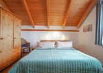 Gemütliches Schlafzimmer mit Holzvertäfelung und entspannendem Ambiente. - Salzwind II - Top-Hundeurlaub