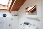 Modernes Badezimmer mit viel natürlich Licht durch Dachfenster. - Salzwind II - Top-Hundeurlaub