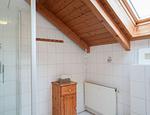 Modernes Badezimmer mit gemütlicher Holzverkleidung und hochwertiger Ausstattung. - Salzwind II - Top-Hundeurlaub
