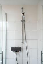 Genießen Sie entspannende Momente in dieser stilvollen Dusche. - Salzwind II - Top-Hundeurlaub