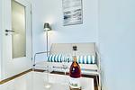 Wohnbereich mit Sofa und Beistelltisch - Ferienwohnung blaue Koje - Top-Hundeurlaub