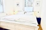 Komfortables Doppelbett im Schlafzimmer - Ferienwohnung blaue Koje - Top-Hundeurlaub