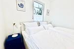 Schlafzimmer mit Nachttischlampen - Ferienwohnung blaue Koje - Top-Hundeurlaub