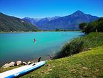 der Comer See bietet ein atemberaubendes Panorama den man beim Bootfahren genießen kann - Oasi Mera - Top-Hundeurlaub