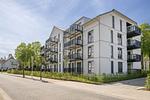 Fassade / Eingang - Ferienwohnung Ostseebude mit Balkon und nur 800 m zum Strand - Top-Hundeurlaub