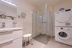 Ferienwohnung Atlantica Hafenresidenz Waren (Müritz) - Badezimmer mit Dusche, Waschmaschine, Trockner - Atlantica - Top-Hundeurlaub