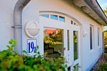 Fassade / Eingang - Ferienwohnung Haffblick im Haus am Yachthafen - Top-Hundeurlaub