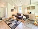 Wohnzimmer mit Sofa und Sessel - Ferienhaus 08 - Top-Hundeurlaub