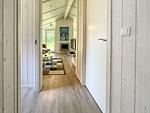 Flur mit Blick ins Wohnzimmer - Ferienhaus 08 - Top-Hundeurlaub