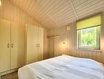 1. Schlafzimmer mit Kleiderschrank - Ferienhaus 08 - Top-Hundeurlaub