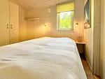 1. Schlafzimmer mit Fenster - Ferienhaus 08 - Top-Hundeurlaub