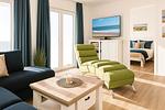 Heller Wohnraum mit Sofa und Fernseher - Weitblick - Top-Hundeurlaub
