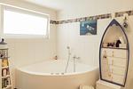 Badezimmer mit Whirlwanne, Sauna Dusche und Fenster. - Granata - Top-Hundeurlaub