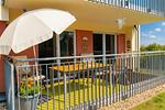 Balkon mit Tisch, Stühlen und Sonnenschirm. - Granata - Top-Hundeurlaub
