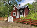 Außenansicht der Banvaktstuga in Fliseryd – klassisches rotes Schwedenhaus für Natururlaub in Småland - Banvaktstuga anno 1905 - Top-Hundeurlaub
