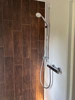 Helles Badezimmer mit Fenster in der Banvaktstuga – Ferienhaus in Fliseryd - Banvaktstuga anno 1905 - Top-Hundeurlaub