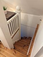Treppe im Innenbereich der Banvaktstuga in Fliseryd – authentisches Schwedenhaus in Småland - Banvaktstuga anno 1905 - Top-Hundeurlaub