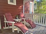 Veranda mit Liegestühlen zum Entspannen in der Natur Smålands - Banvaktstuga anno 1905 - Top-Hundeurlaub