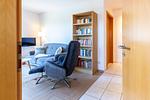 Gemütliches Wohnzimmer mit Sofa und Bücherregal - Henriette - Top-Hundeurlaub