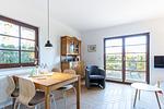Wohnzimmer mit Tisch und gemütlicher Einrichtung - Henriette - Top-Hundeurlaub