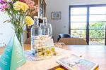 Einladendes Wohnzimmer mit Tisch und Blumen - Henriette - Top-Hundeurlaub