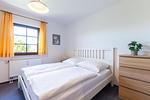 Helles Schlafzimmer mit Doppelbett und Kommode - Henriette - Top-Hundeurlaub