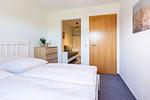 Gemütliches Schlafzimmer mit Doppelbett und Kommode - Henriette - Top-Hundeurlaub
