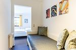 Schlafzimmer mit einfacher Liege und Kunstwerken - Henriette - Top-Hundeurlaub