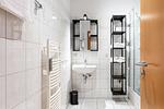Modernes Badezimmer mit Dusche und Waschbecken - Henriette - Top-Hundeurlaub