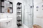 Helles Badezimmer mit Dusche und Waschbecken - Henriette - Top-Hundeurlaub