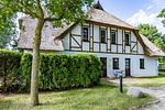 Außenansicht eines Fachwerkhauses mit Reetdach - Henriette - Top-Hundeurlaub