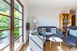 Gemütliches Wohnzimmer mit Sofa und Bücherregal - Henriette - Top-Hundeurlaub