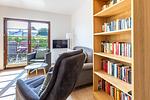 Heller Wohnraum mit Sofa und Bücherregal - Henriette - Top-Hundeurlaub