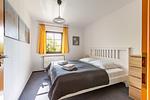 Schlafzimmer mit Doppelbett und Fenster - Henriette - Top-Hundeurlaub