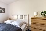 Schlafzimmer mit Bett und Kommode - Henriette - Top-Hundeurlaub