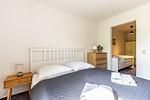 Helles Schlafzimmer mit Doppelbett und Nachttisch - Henriette - Top-Hundeurlaub