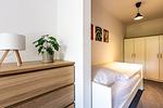 Schlafzimmer mit Bett und Dresser. - Henriette - Top-Hundeurlaub