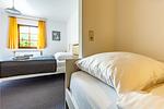 Schlafzimmer mit zwei Betten und Fenster - Henriette - Top-Hundeurlaub