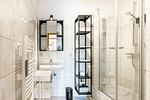 Moderne Badezimmeransicht mit Dusche und Waschbecken - Henriette - Top-Hundeurlaub