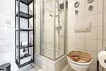 Modernes Badezimmer mit Dusche und WC - Henriette - Top-Hundeurlaub