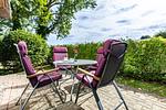 Terrasse mit Tisch und entspannten Stühlen - Henriette - Top-Hundeurlaub