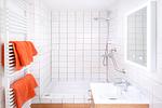 Kleines Badezimmer mit Fenster, Dusche & WC - Ferienwohnung Zur Rennsteigruh - Top-Hundeurlaub