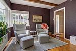 Wohnzimmer mit Sofa im Ferienhaus Peaceful Getaway – gemütlicher Wohnbereich für Familienurlaub - Peaceful Getaway - Top-Hundeurlaub