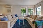 Wohnzimmer im Ferienhaus Peaceful Getaway – offener Wohnraum mit viel Tageslicht - Peaceful Getaway - Top-Hundeurlaub