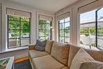 Wohnzimmer mit großen Fenstern im Ferienhaus Peaceful Getaway – Blick ins Grüne - Peaceful Getaway - Top-Hundeurlaub