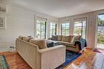 Wohnzimmer mit Sofa im Ferienhaus Peaceful Getaway – entspannter Wohnbereich - Peaceful Getaway - Top-Hundeurlaub