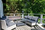 Terrasse mit Lounge-Möbeln am Ferienhaus Peaceful Getaway – Außenbereich mit Blick in die Natur - Peaceful Getaway - Top-Hundeurlaub