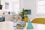 Moderne Küche mit Wasserflaschen und Blumen - Strandläufer 05 - Top-Hundeurlaub